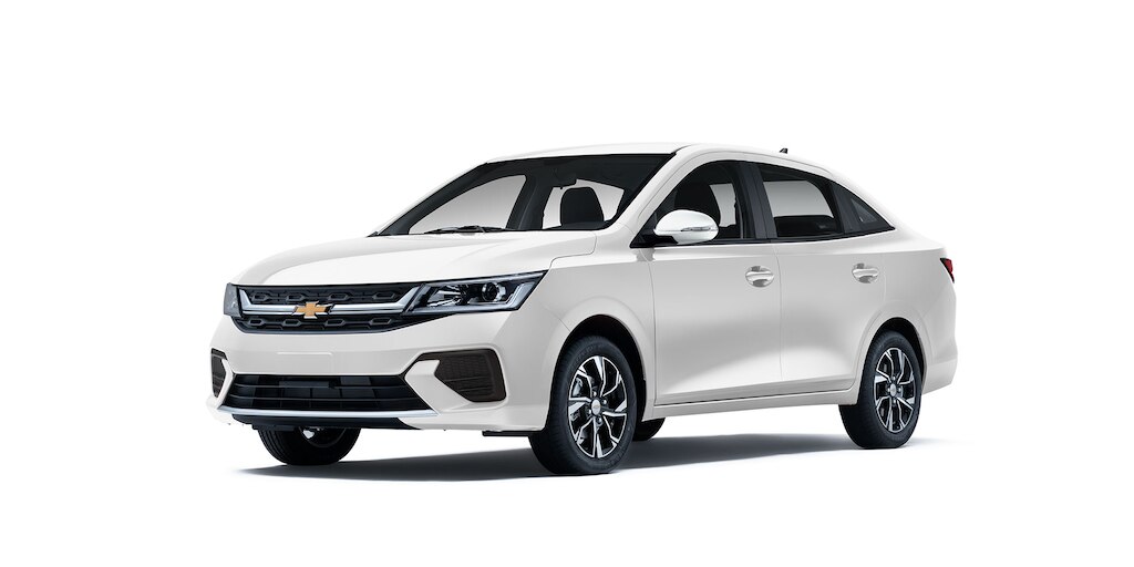 Nuevo auto tipo sedán Chevrolet Aveo 2025 en color blanco polar