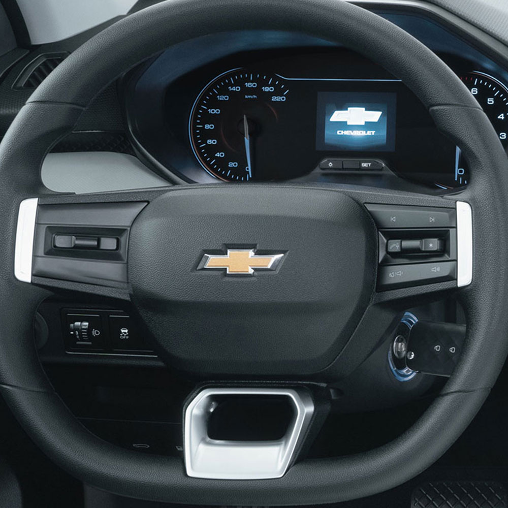 Chevrolet Aveo sedán 2025 con panel de instrumentos informativo monocromático 3.5 pulgadas