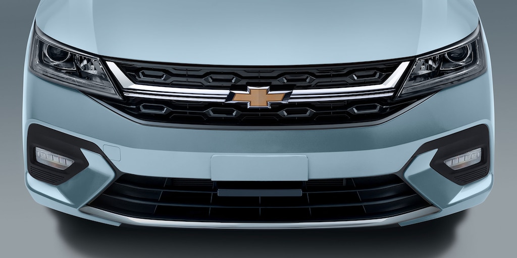 Parilla con detalles en combinación de cromo y negro brillante para el nuevo sedán Chevrolet Aveo 2025