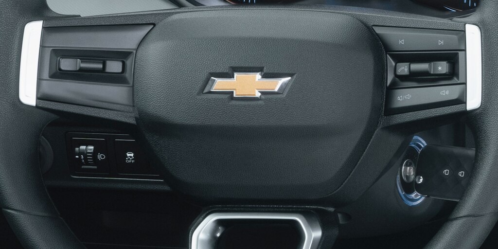 Nuevo Chevrolet Aveo Sedán 2025, con volante deportivo de 3 brazos con controles de audio